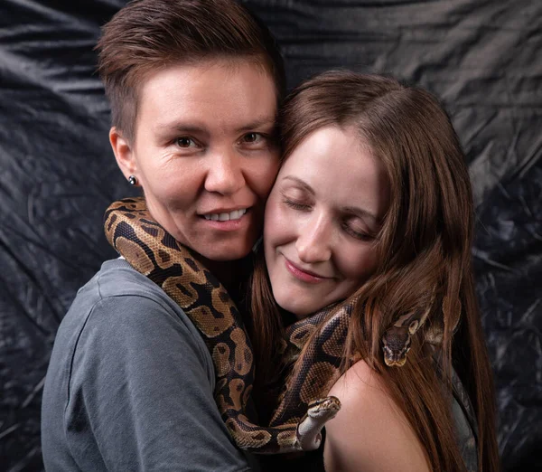 Foto von zwei glücklichen Frauen mit Python am Hals — Stockfoto