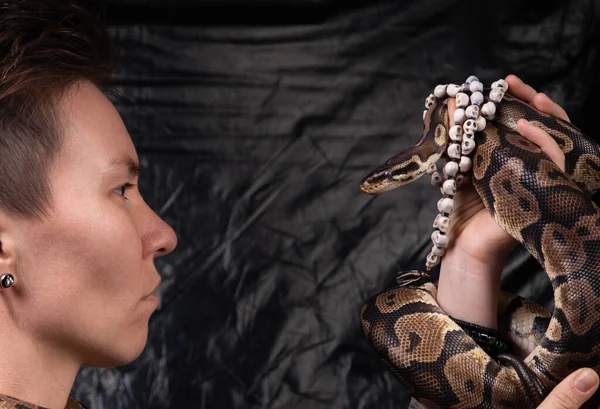 Foto de uma mulher séria olhando nos olhos das cobras — Fotografia de Stock