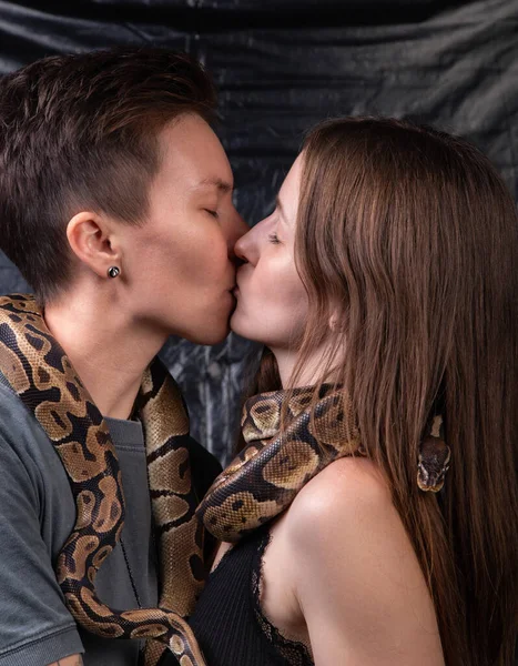 Foto de duas mulheres beijando com cobras — Fotografia de Stock