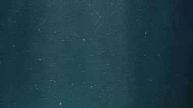 Mavi arka planda parlayan toz bulutları