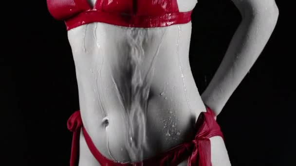 Schwarz-Weiß-Video einer jungen Frau mit gegossenem Wasser auf ihrem Körper — Stockvideo