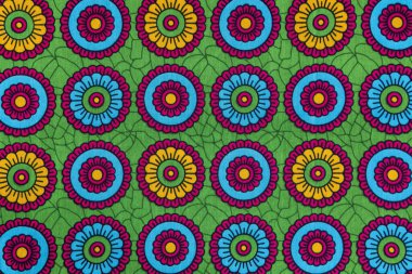Renkli Afrikalı baskılı tekstil fotoğrafları. Etnik geometrik desen, soyut çiçek motifli ve canlı renklere sahip Tanzanya kumaşı..