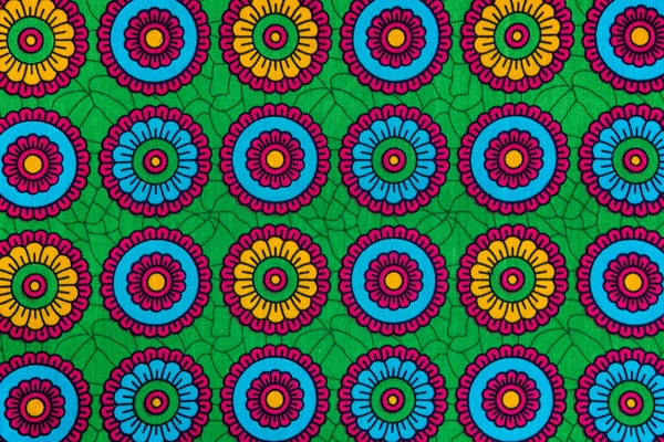아프리카 사람들 직물을 클로즈업하여 했습니다 추상적 꽃무늬와 색채를 탄자니아 출신의 — 스톡 사진