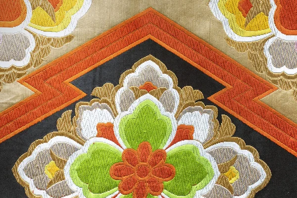 ヴィンテージ帯 日本の織物のクローズアップ 花の装飾が施されたカラフルな生地のクローズアップ 鮮やかな色 日本文化 — ストック写真