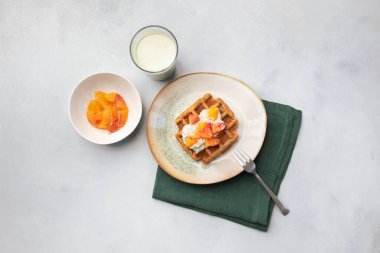 Vejetaryen, glütensiz waffle, puding, portakal ve yeşil süt. Sağlıklı yemek, lezzetli ev yapımı kahvaltı..