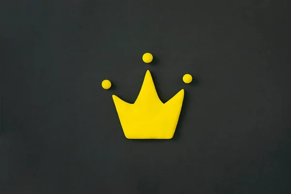 黑色背景上简单的3D黄色皇冠符号 胜利与成功的概念 最高质量地位 — 图库照片
