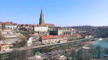 Bern Panoraması, İsviçre 'nin başkenti. Kirchenfeld Köprüsü 'nden eski kasabaya, Bern Minster ve Nehir Aare' e. 