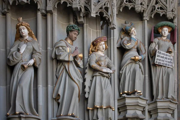 Statue Pietra All Ingresso Della Cattedrale Medievale Svizzera Berna Decorazione — Foto Stock