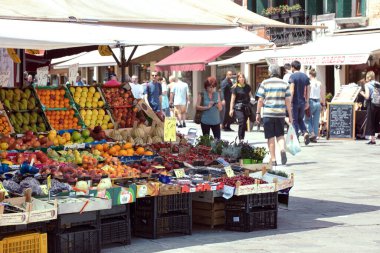 Venedik, İtalya, 05.26.2022: Meydanda yayalar, meyveler ve sebze tezgahlarıyla şehir caddesi manzarası.