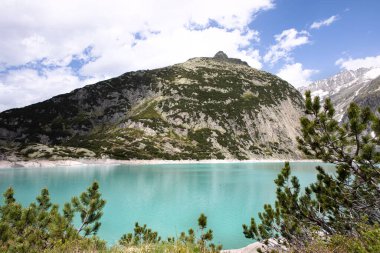 Gelmer Gölü, Gelmersee Yaza kadar. İsviçre Alplerinde turkuaz su gölü olan yüksek dağlarda güzel bir manzara.. 