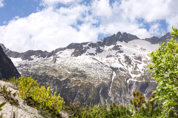 Tinggi Pegunungan Alpen Dengan Salju Selama Musim Semi Yang Cerah — Stok Foto