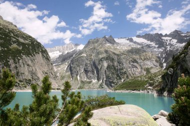 Gelmer Gölü, Gelmersee Yaza kadar. İsviçre Alplerinde turkuaz su gölü olan yüksek dağlarda güzel bir manzara.. 