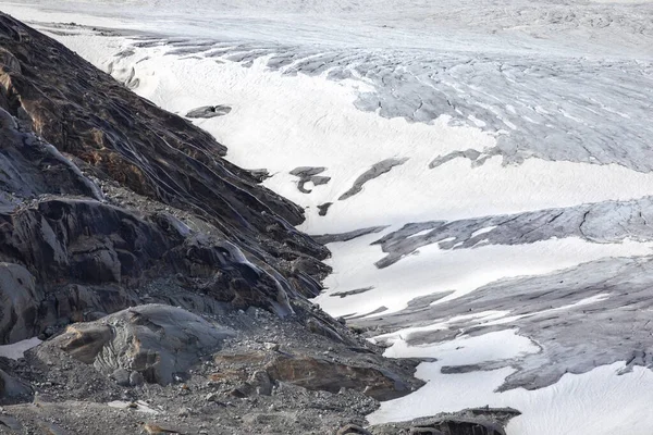見える氷の表面 雪や亀裂と山の頂上にローヌ氷河の詳細ビュー 氷河と岩のテクスチャのクローズアップ — ストック写真