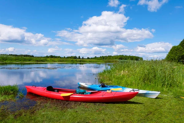Two Kayaks River Bank Scenic Rural Landscape Wild River Rafting — Foto Stock
