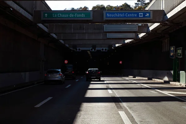 Neuchatel ตเซอร แลนด การจราจรทางรถยนต บนทางหลวงสว ทางเข โมงค แสงและเงา แคนต นโซโลเท — ภาพถ่ายสต็อก