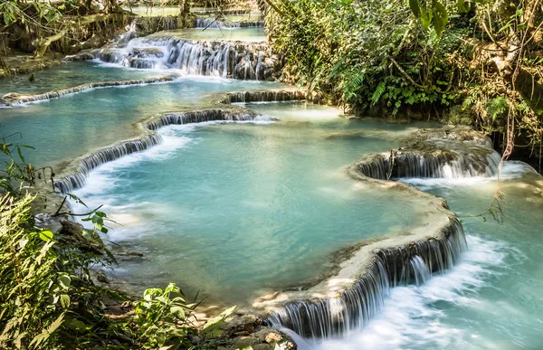 Kuang si falls - watervallen op luang prabang, laos — Stockfoto
