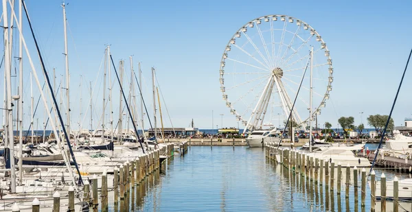 Rueda de la fortuna en el muelle de Rímini, Italia — Foto de Stock