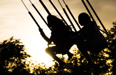 jovencitas en carrusel al atardecer
