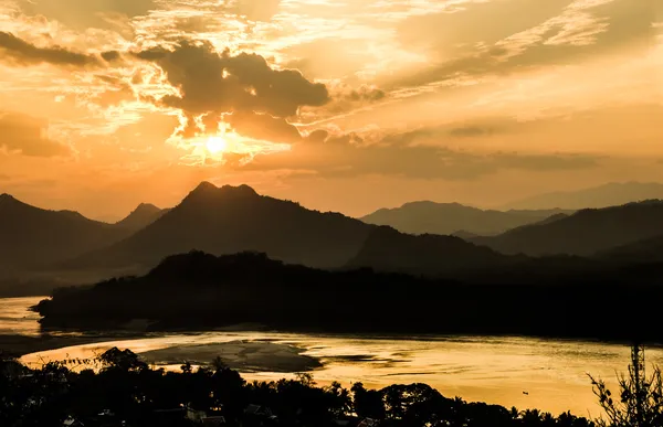 アット サンセット - ルアンパバーンをルアンパバーン、ラオスのメコン川 — ストック写真