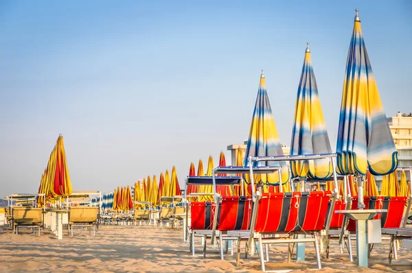-Sezon sonu plaj şemsiyeleri rimini beach, İtalya — Stok fotoğraf