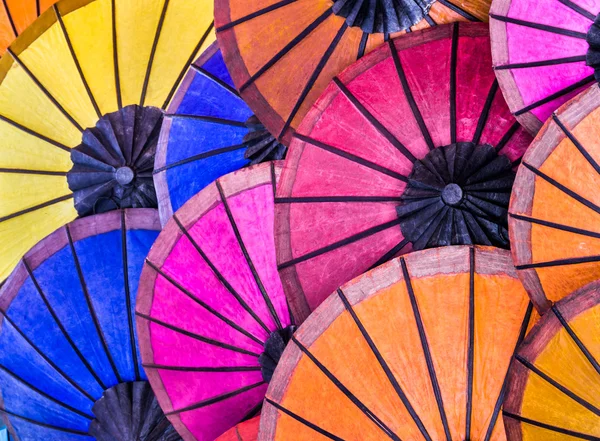 Barevné deštníky v noci trhu - jihovýchodní Asie — Stock fotografie