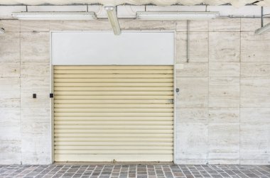 ticari bir dükkan kapalı panjurlar
