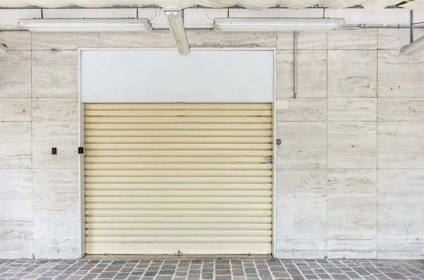 Persianas cerradas en una tienda comercial — Foto de Stock