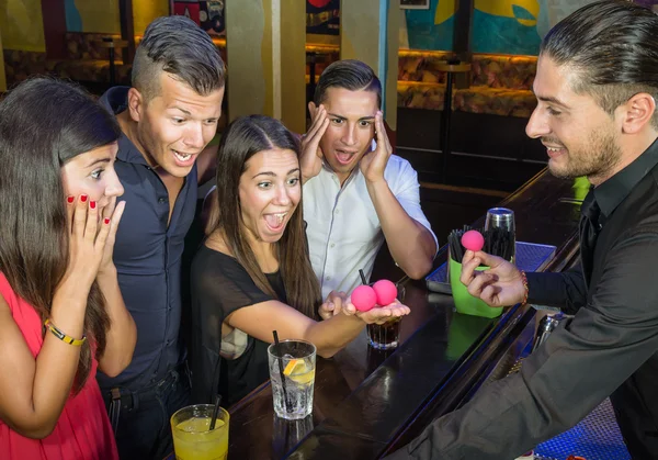 Barman che esegue trucchi di magia per sorprendere gli ospiti — Foto Stock