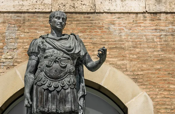 Estátua de Caio Júlio César em Rimini, Itália — Fotografia de Stock