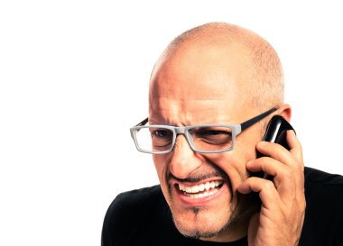 genç adam bir telefon görüşmesi sırasında kafası karışık.
