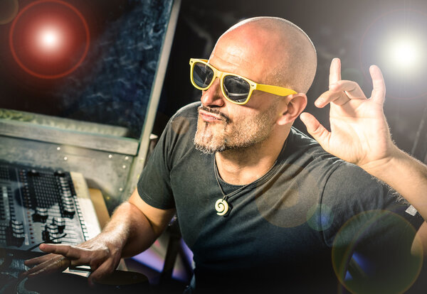 Диджей на вечеринке
