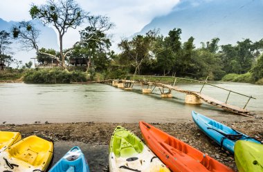 vang vieng, laos Vietnam şarkısı nehir kanosu