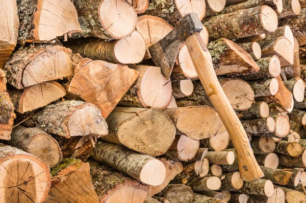 Сокира застряг у стеку деревини — стокове фото