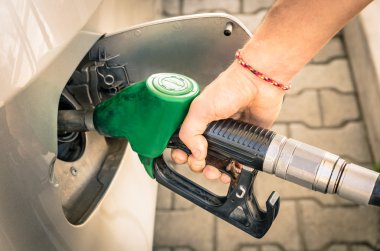 Erkek el yakıt istasyonunda gaz dolumu