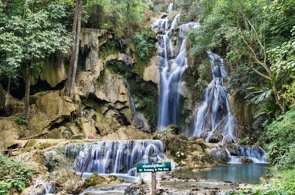 Kuang si falls - vodopády na luang prabang, laos — Stock fotografie
