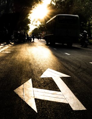 Gün batımında Yol İşareti