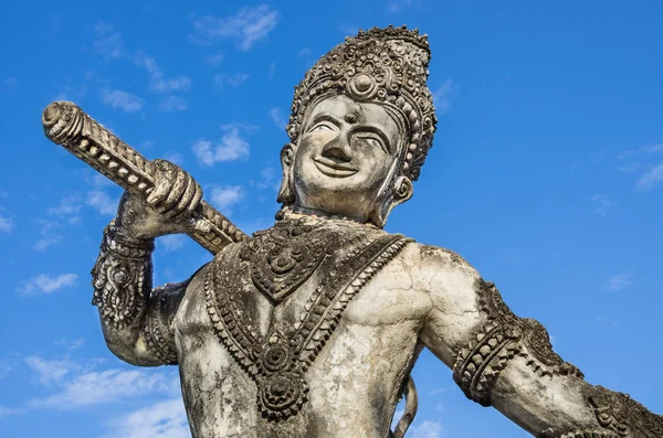 Giant s mečem - sochařský park, nong khai, Thajsko — Stock fotografie