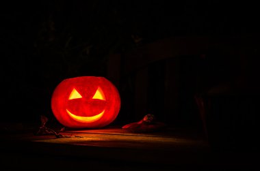 koyu arka plan üzerinde Halloween balkabağı fener