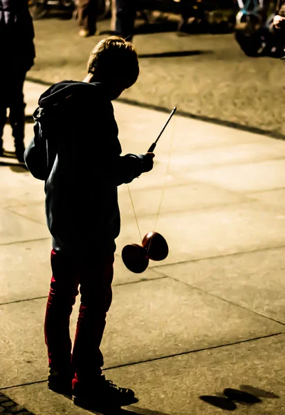 Niño jugando Diabolo — Foto de Stock