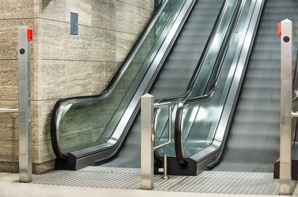 Moderne Rolltreppen mit verschwommener Bewegung — Stockfoto
