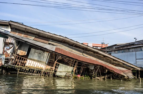 Casa afundando na água — Fotografia de Stock