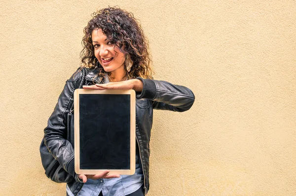 Sensuale ragazza di modo con vuoto piccola lavagna — Foto Stock