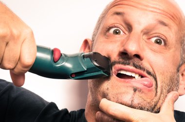 genç adam having zahmetli ile Elektrikli tıraş makinesi