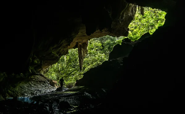 Uomo che esce da una grotta — Foto Stock