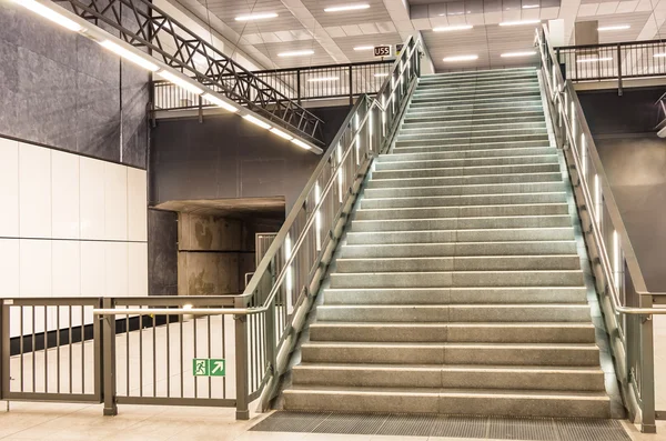 Escaleras en la estación de metro - Berlin Hauptbahnhof, U55 —  Fotos de Stock