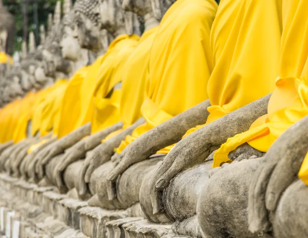 Perspectiva de estátuas de Buda - Wat Yai Chai Mongkol, Ayutthaya — Fotografia de Stock