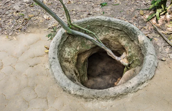 Hänrycka av en tunnel - cu chi tunnlarna, vietnam — Stockfoto