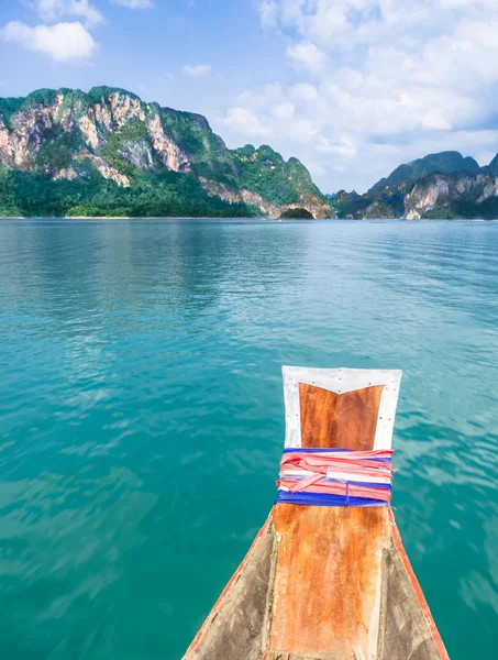 Cheow lan jeziora - park narodowy khao sok, Tajlandia — Zdjęcie stockowe