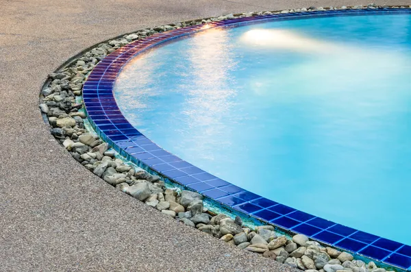 Detalj av swimmingpool - klarblå vatten — Stockfoto