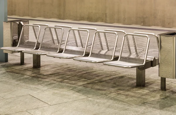 Asientos de metal en la estación de metro —  Fotos de Stock